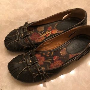 Black flats in excellent condition